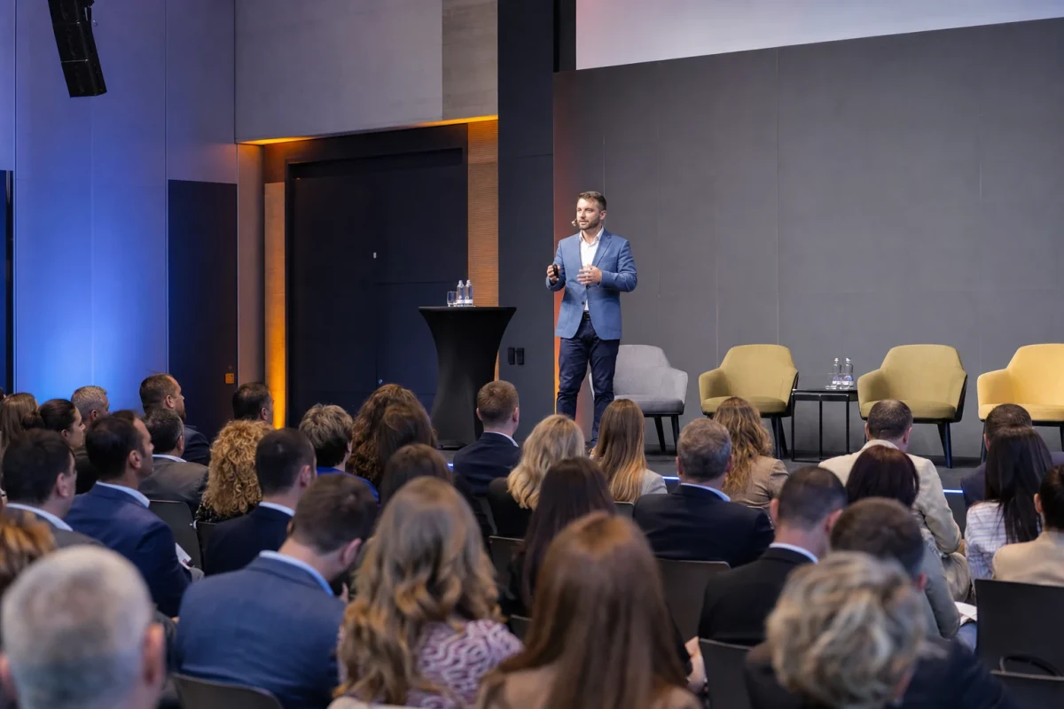 Govornik na poslovnoj konferenciji