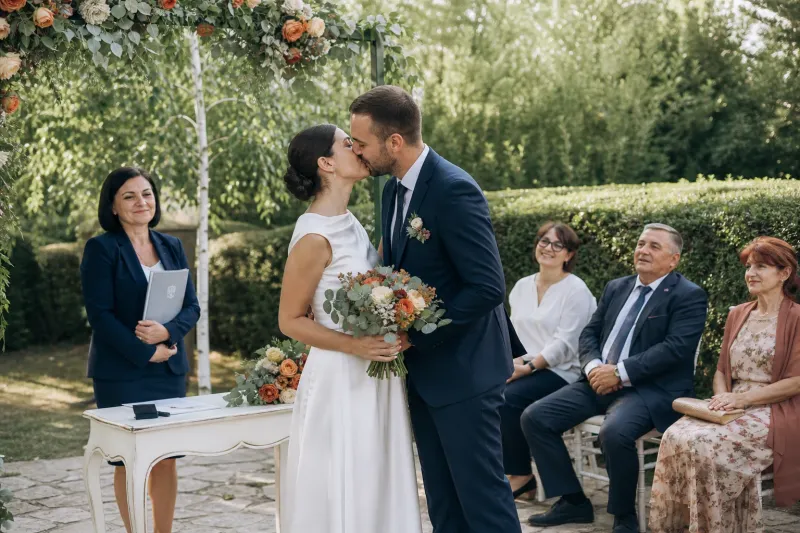 Poljubac posle građanske ceremonije